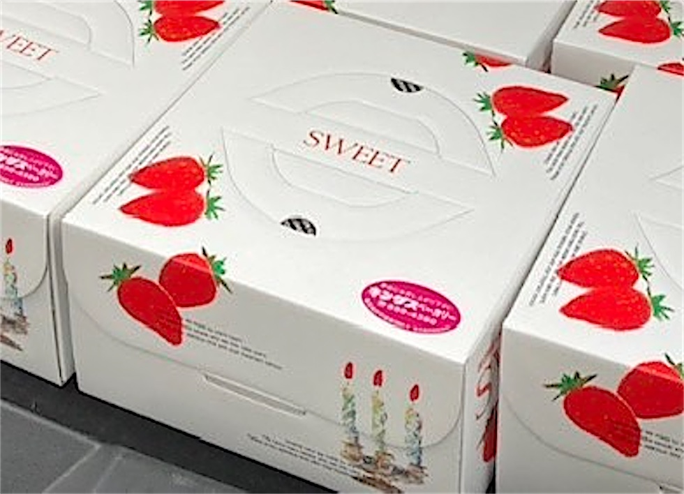 子どもたちに届けるクリスマスケーキの箱が並んでいる様子